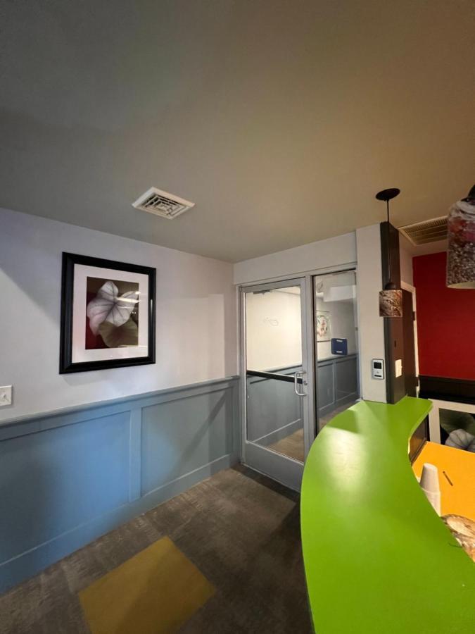 Chateau Suites Norristown Bagian luar foto