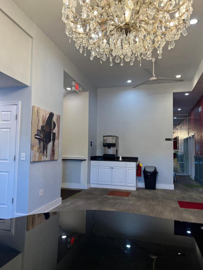 Chateau Suites Norristown Bagian luar foto