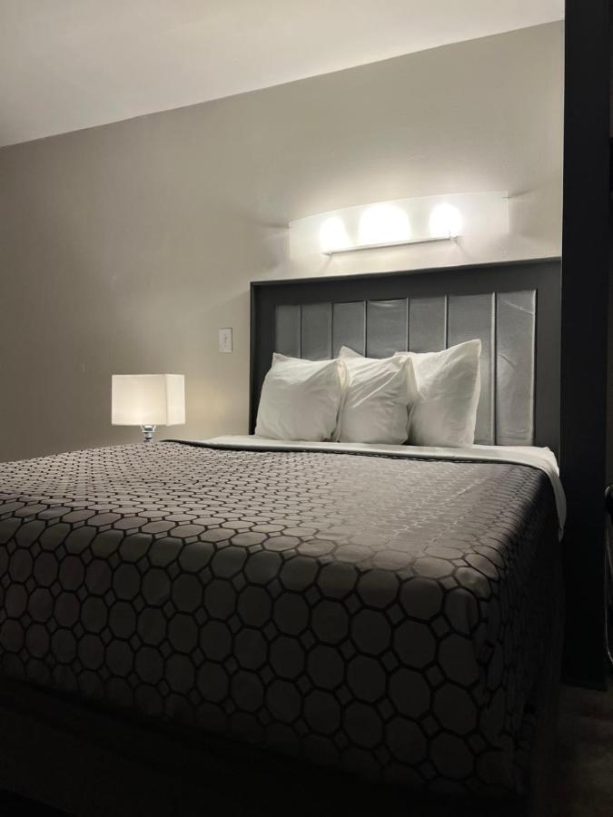 Chateau Suites Norristown Bagian luar foto