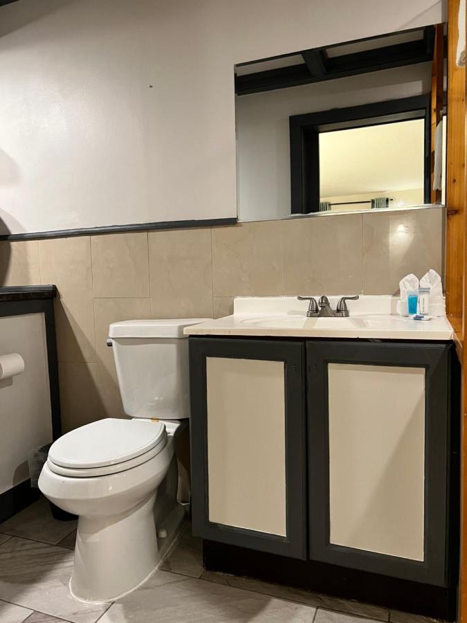 Chateau Suites Norristown Bagian luar foto