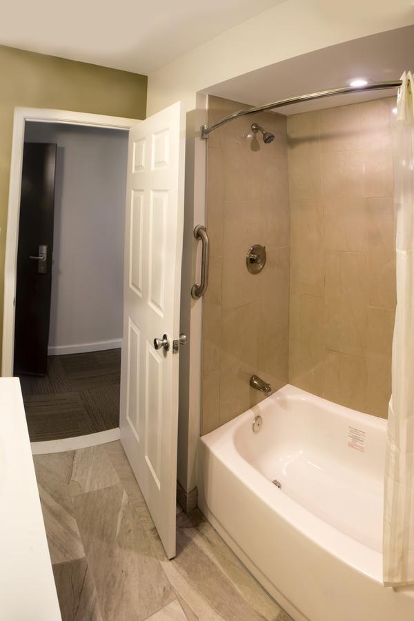 Chateau Suites Norristown Bagian luar foto